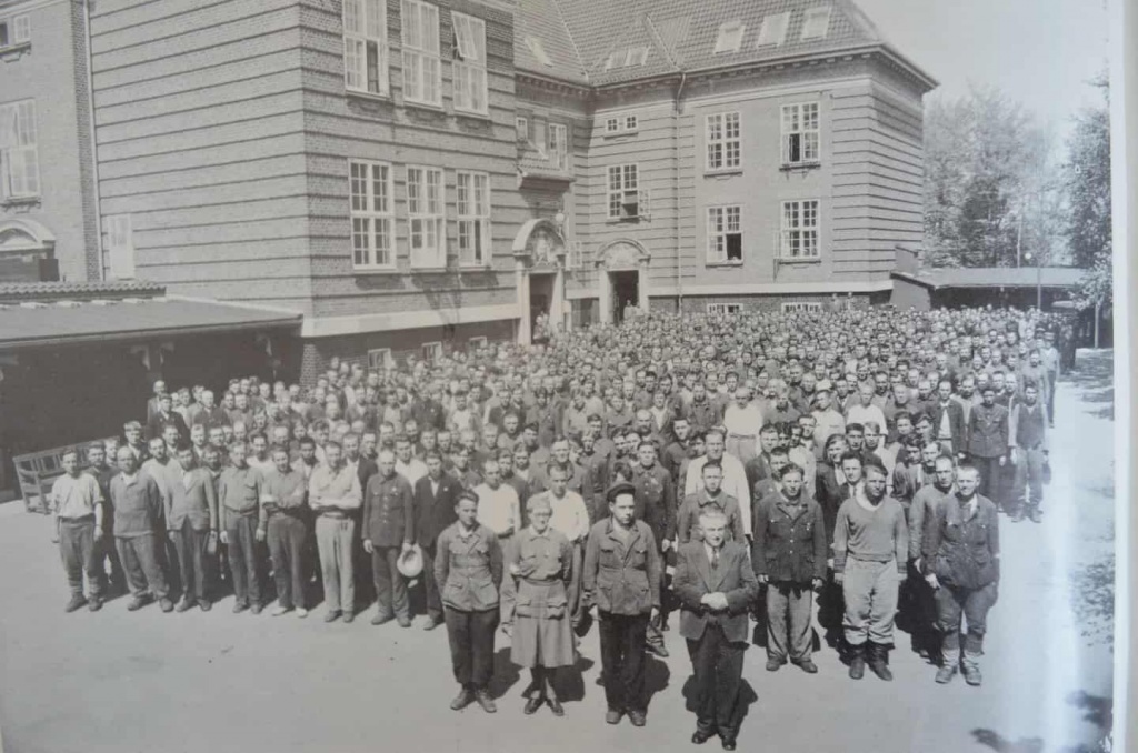 Освобожденные советские военнопленные во дворе здания школы, Рудкёбинг.jpg