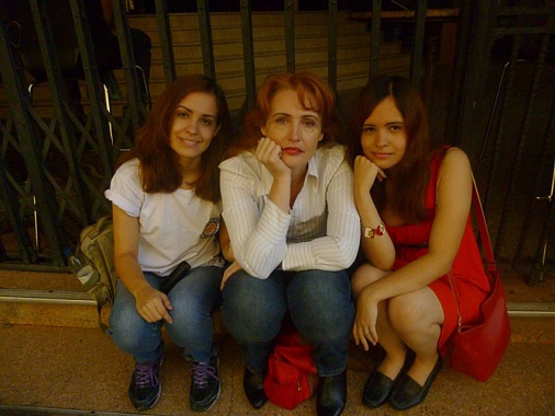 Старший научный сотрудник Центра исследований Латинской Америки Нелли Пригорян с дочерьми Дарьей и Леной. В этом году девушки начали обучение в России.