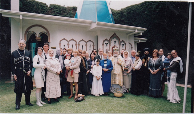 Освящение церкви Святой Троицы, построенной в 2008 году на территории Посольства России в Ла-Пасе (Боливия) Послом Владимиром Куликовым (второй ряд в центре).