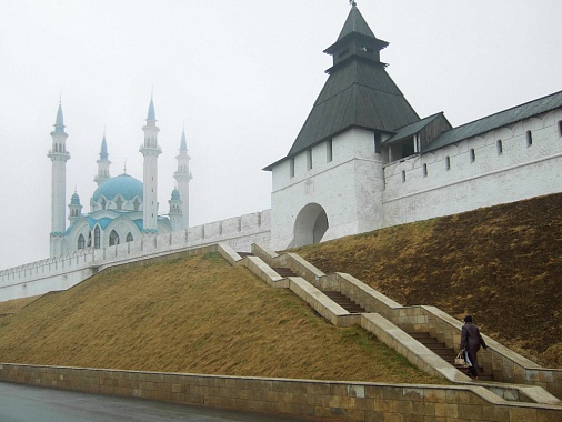 Казань. Вид на стены Кремля и мечеть Кул-Шариф. Фото Григория Сысоева