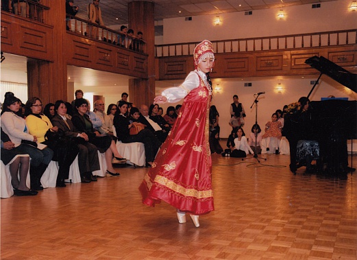 Тамара Уриона Полякова исполняет русский танец в Ла-Пасе. 2008 год. Тамара с 3 лет занималась классическим балетом с хореографом Моникой Камачо, получившей образование в Большом театре.