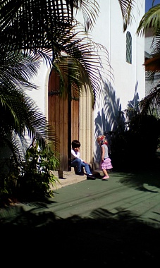 Дети соотечественников во дворе храма Святителя Николая в г.Каракасе. 