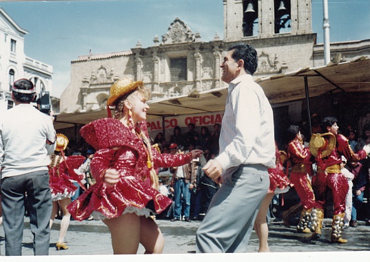 Ирина Полякова во время народного праздника Гран-Подер в 1992 году танцует боливийский танец «капораль» с тогдашним мэром Ла-Паса Гидо Капрой. В том же году Ирина Полякова выиграла конкурс «Мисс сеньорита Гран-Подер».