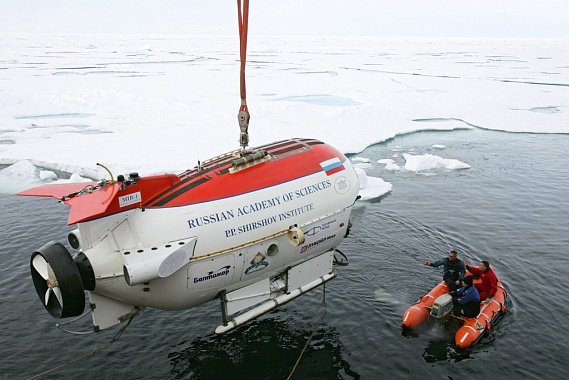 Северный Ледовитый океан. Батискаф «Мир-1» , с помощью которого в ходе полярной экспедиции «Арктика-2007» была осуществлена посадка на континентальный шельф Арктики. В точке посадки был установлен флаг России. Фото ИТАР-ТАСС/Сергей Хворостов